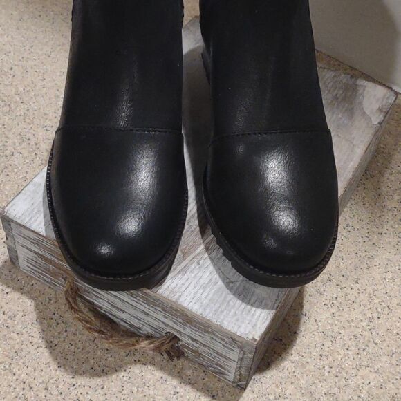 New Sorel Size 5  Waterproof - Picture 2 of 6